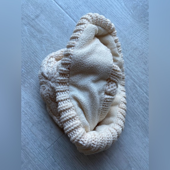 GAP Toddler cable-knit toque - Picture 2 of 3